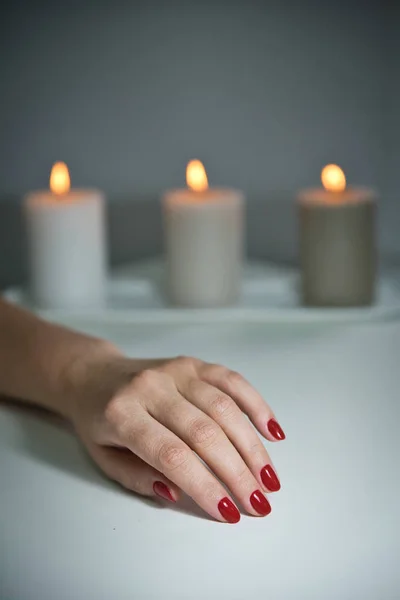 Güzel bir kırmızı manikür ile Kadın el