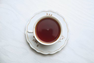 Beyaz arka planda beyaz porselen çay fincanı