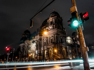 Berliner Dom, gece şehir - uzun pozlama