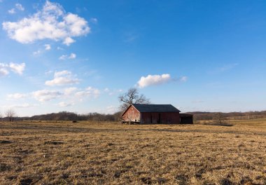 Açık alan eski kırmızı ahırda. Putnam County, Illinois, ABD