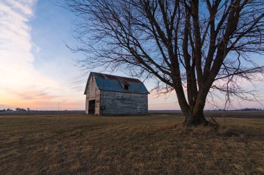 Güneş batmadan olarak eski rustik ahır. Ogle County, Illinois, ABD