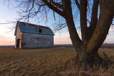 Güneş batmadan olarak eski rustik ahır. Ogle County, Illinois, ABD