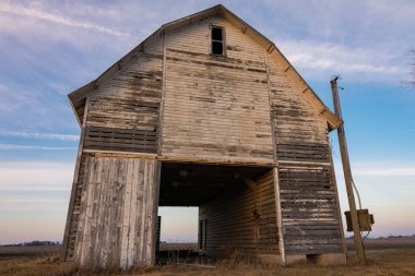 Gün batımında açık kırsal rustik beyaz ahırda. Stavelot, Illinois, ABD