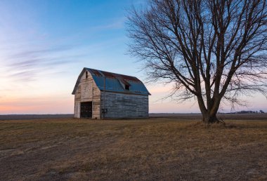 Güneş batmadan olarak eski rustik ahır. Ogle County, Illinois, ABD