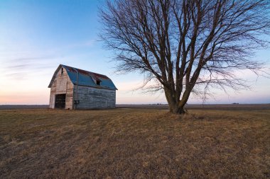 Güneş batmadan olarak eski rustik ahır. Ogle County, Illinois, ABD
