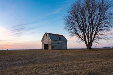 Güneş batmadan olarak eski rustik ahır. Ogle County, Illinois, ABD