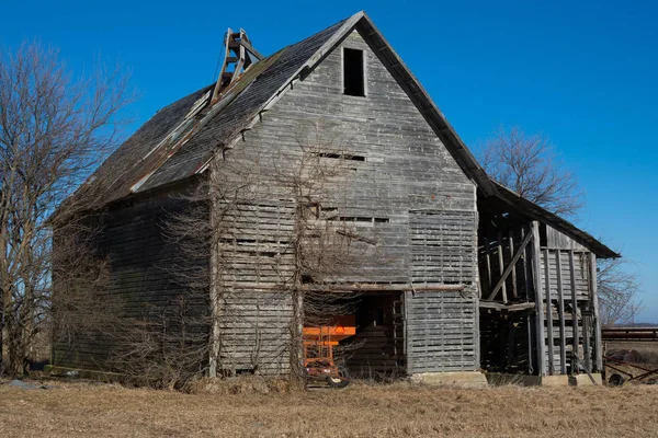 伊利诺伊州农村的老风化谷仓 — 图库照片