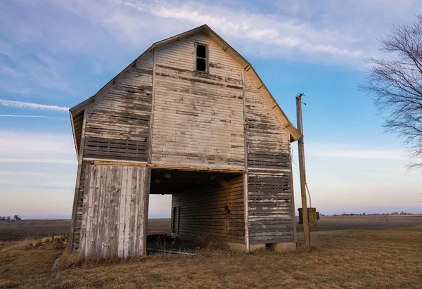 Rustikale Weiße Scheune Der Offenen Landschaft Bei Sonnenuntergang Creston Illinois — Stockfoto