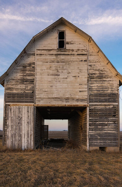 Сельский белый амбар в сельской местности на закате. Крестон, Иллинойс, США
