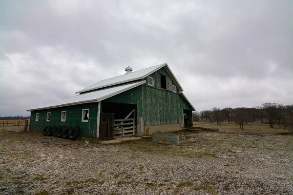 Celeiro Verde Vintage Depois Uma Leve Poeira Neve Millbrook Illinois — Fotografia de Stock