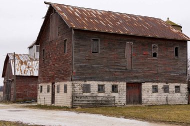 Kırsal Midwest eski ahırda. Kendall County, Illinois, ABD