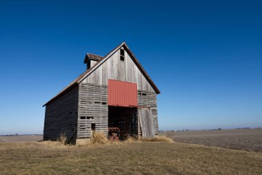 Kırsal açık tarım arazileri eski ahşap ahırda. Illinois, ABD