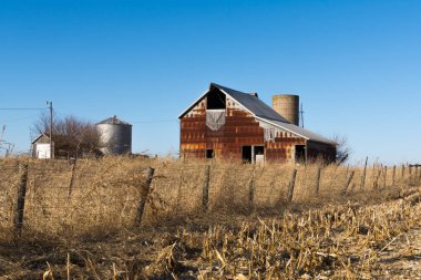 Rüzgarlı bir kış gününde kırsal Midwest eski rustik ahırda. Marshall County, Illinois, ABD