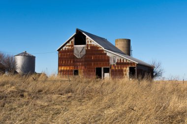 Rüzgarlı bir kış gününde kırsal Midwest eski rustik ahırda. Marshall County, Illinois, ABD