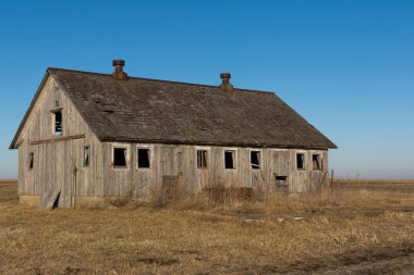 Kırsal Midwest eski ahşap ahırda. LaSalle County, Illinois, ABD