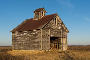 Eski yıpranmış ahşap ahırda kış öğleden sonra açık alan. LaSalle County, Illinois, ABD