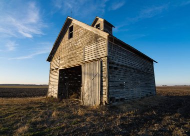 Eski yıpranmış ahşap ahırda kış öğleden sonra açık alan. LaSalle County, Illinois, ABD