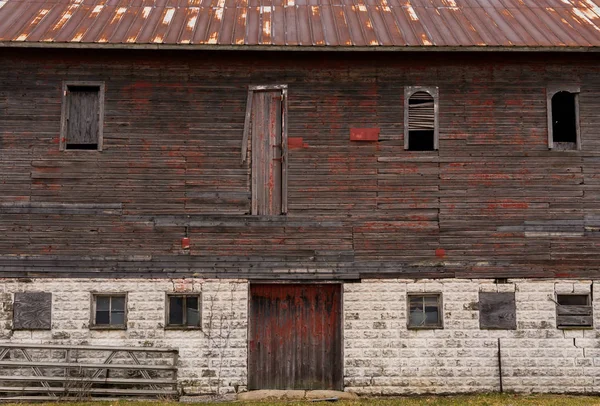 Kırsal Midwest eski ahırda. Kendall County, Illinois, ABD