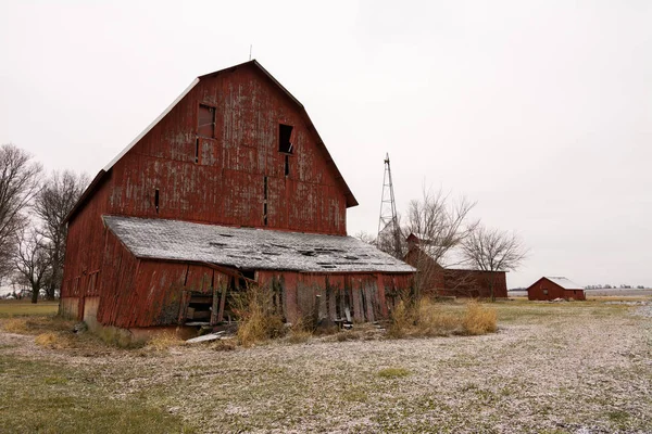 Stará Červená Stodola Venkovské Krajině Ranní Sníh Práškování Norsko Illinois — Stock fotografie