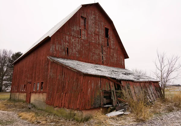 Παλιό Κόκκινο Αχυρώνα Στην Αγροτική Ύπαιθρο Μετά Από Χιόνι Πρωί — Φωτογραφία Αρχείου