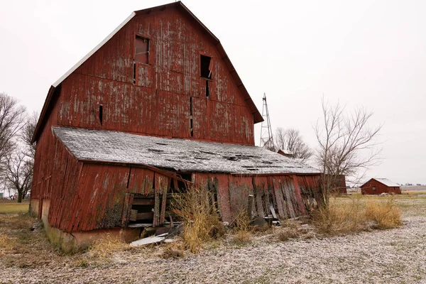 在农村的一个早晨的雪尘埃落定后 旧的红色谷仓 伊利诺伊州 — 图库照片