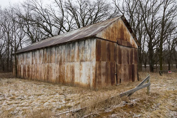 Edifício Metal Enferrujado Velho Campo Aberto — Fotografia de Stock