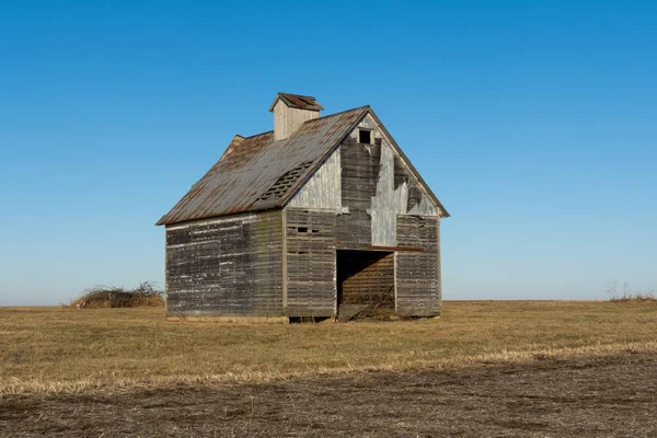 开阔的农田里的旧木谷仓 拉萨尔县 伊利诺伊州 — 图库照片