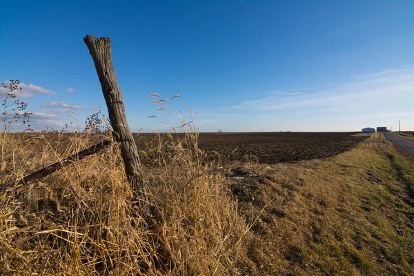 Poste Madera Con Tierras Cultivo Rurales Segundo Plano — Foto de Stock