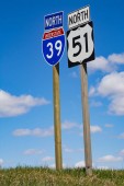 Mezistátní 39  51 dopravní značka s brilantní modrá obloha a mraky v pozadí.