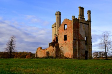 Bir ülkenin kırsal Lincolnshire içinde evde sabah güneş doğar gibi eski kalıntıları. İngiltere.