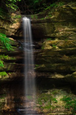 Sonra sabah yaz yağmuru St. Louis Kanyon çağlayan. Aç Rock State Park, Illinois, ABD.