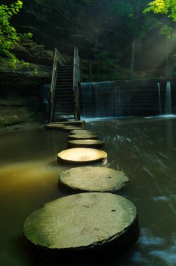 Basamak taşları Matthiessen Devlet Parkı'nda bir yaz sabahı parlayan ışık. Illinois, ABD..
