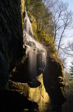Tonti Kanyon sabah ışık şelale aydınlatır. Aç Rock State Park, Illinois, ABD.