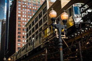 Şehir merkezindeki tren şehrin içinden seyahat. Chicago, Illinois, ABD.