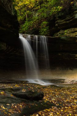 LaSalle Kanyon bir sonbahar on basamaklı su / Güz sabah. Aç Rock State Park, Illinois, ABD.