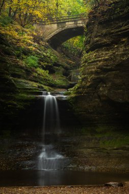 Art arda sıralı Falls. Matthiessen State Park, Illinois, ABD