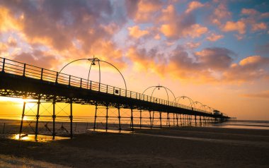 Southport, İngiltere'de sahilde günbatımı.