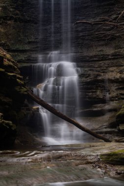 Su Gölü Falls basamaklı bir bahar yağmur sonrası. Matthiessen State Park, Illinois, ABD.