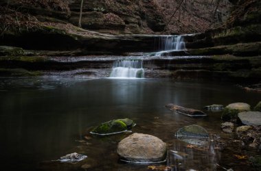 Küvet yağmurdan sonra erken bir bahar sabahı dev. Matthiessen State Park, Illinois, ABD.