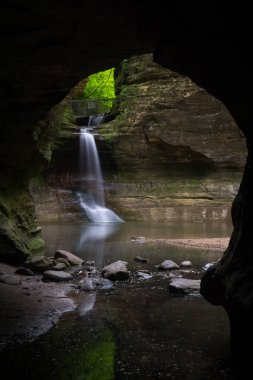 Art arda sıralı Falls görünümü mağaralar ile. Matthiessen State Park, Illinois, ABD