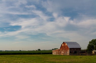 Öğleden sonra ışık Midwestern ahırda. LaSalle County, Illinois, ABD