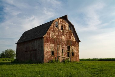 Eski ahşap kırmızı ahır güneş gibi kırsal kırsalında ayarlamak başlar. LaSalle County, Illinois, ABD