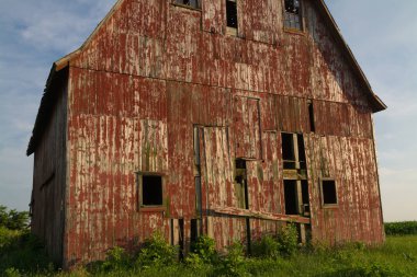 Eski ahşap kırmızı ahır güneş gibi kırsal kırsalında ayarlamak başlar. LaSalle County, Illinois, ABD
