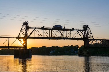 Ottawa demiryolu köprüsü olarak güneş batmadan Illinois Nehri üzerinde. Ottawa, Illinois, ABD