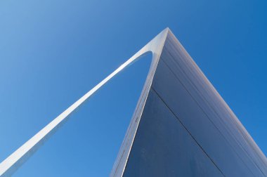 Özet görünümü arka planda parlak mavi gökyüzü ile Gateway Arch. St. Louis, Missouri, ABD 