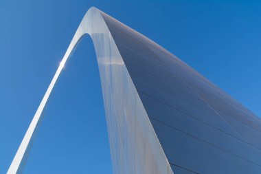 Özet görünümü arka planda parlak mavi gökyüzü ile Gateway Arch. St. Louis, Missouri, ABD 