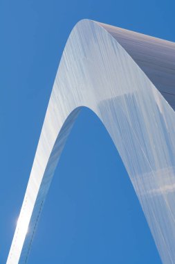 Özet görünümü arka planda parlak mavi gökyüzü ile Gateway Arch. St. Louis, Missouri, ABD 
