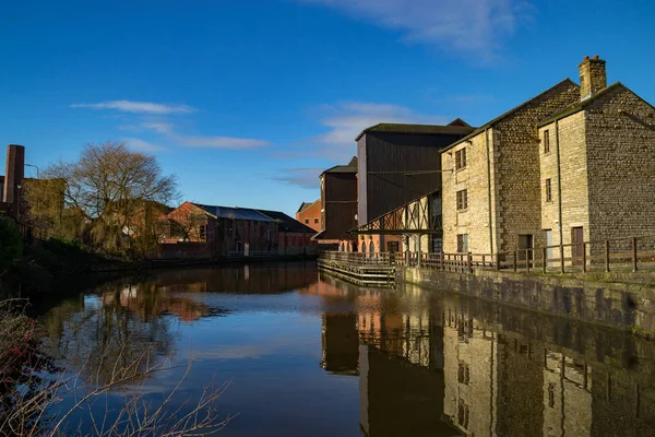 Leeds tarafında eski binalar / Liverpool kanal sabah güneş gibi yükselir. Wigan Pier, Wigan, İngiltere
