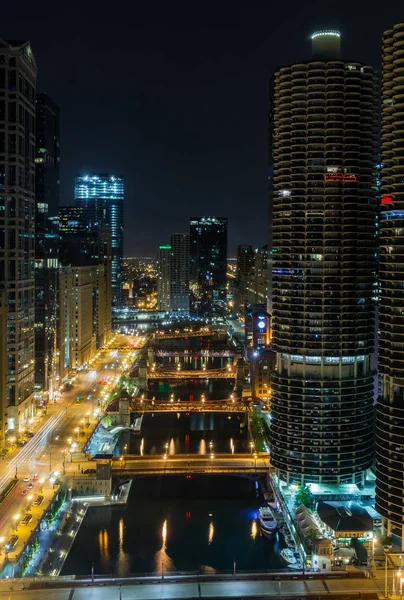 Глядя Вниз Реке Чикаго Ночью Чикаго Иллинойс — стоковое фото