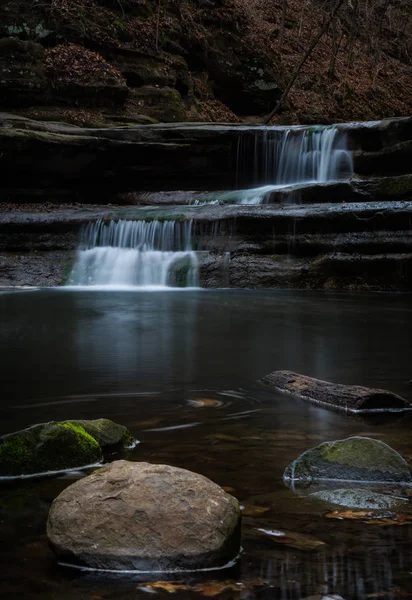 Küvet yağmurdan sonra erken bir bahar sabahı dev. Matthiessen State Park, Illinois, ABD.